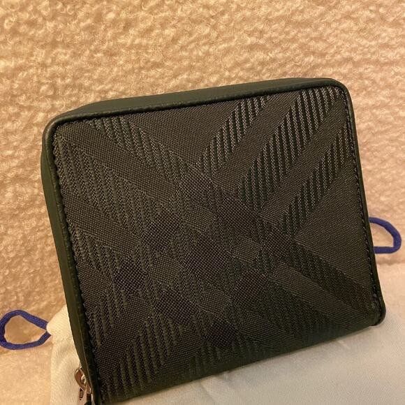 Burberry Black Checkered Wallet - Picture 4 of 8